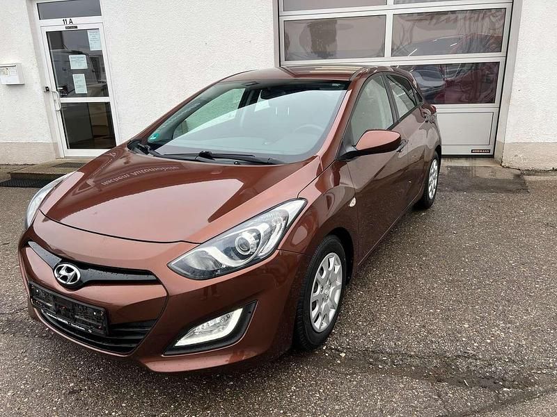 Gebraucht Hyundai i30 Classic 90 PS (66 kW) 2013 Hazel brown Kleinwagen