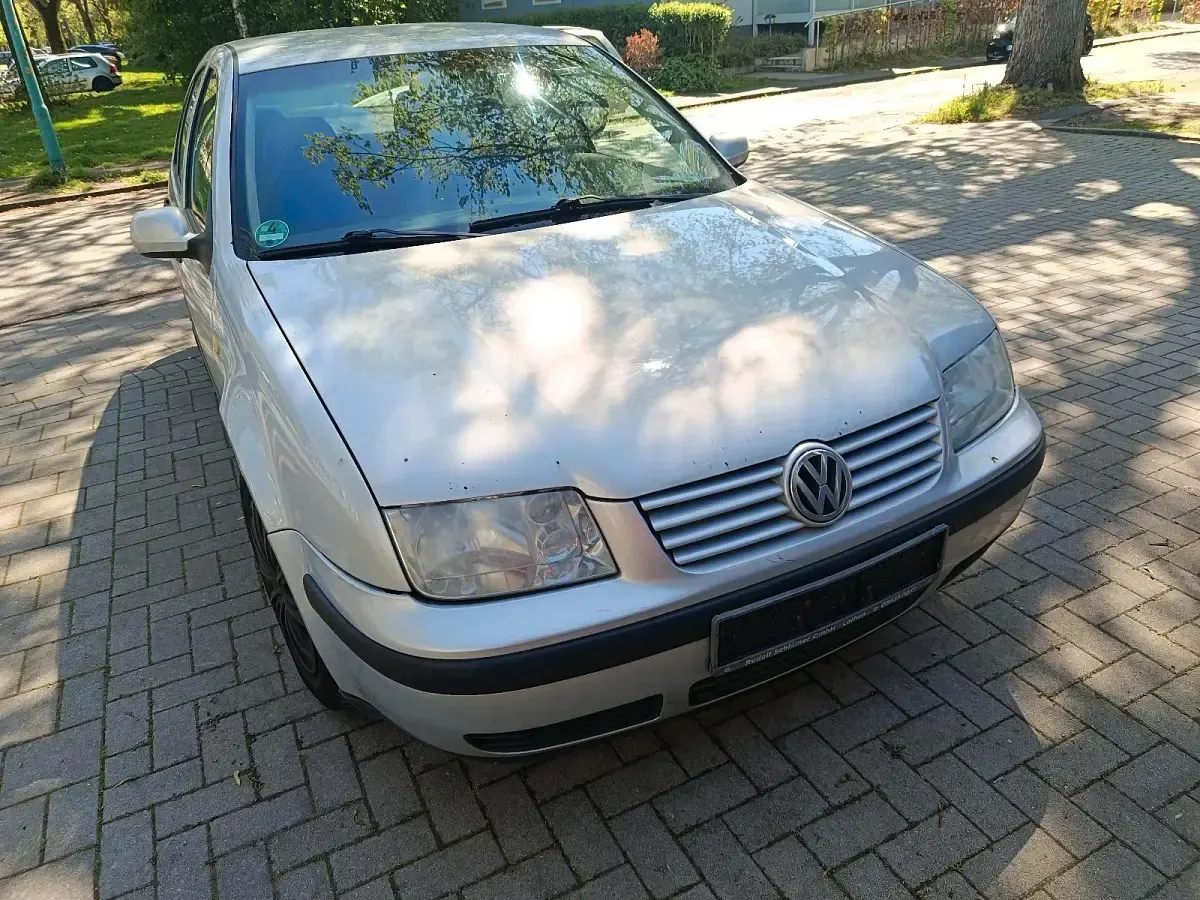 Second-hand VW Bora 90 CP (66 kW) 1998 Argintiu Berlinǎ
