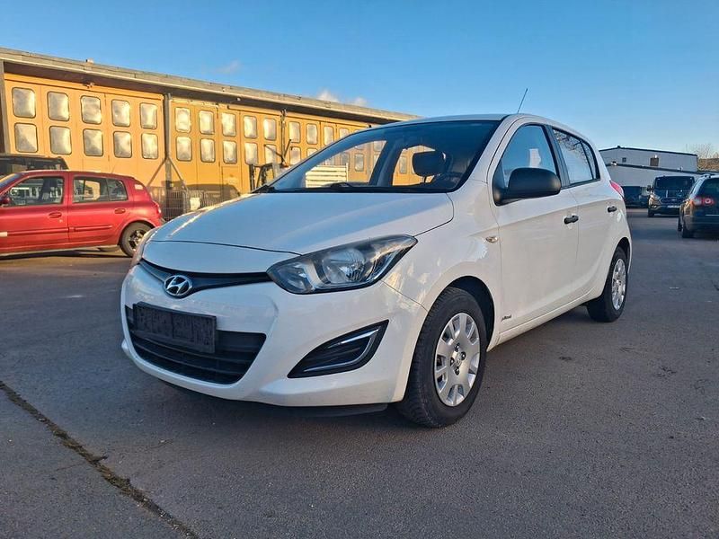 Weiß Gebraucht 2014 Hyundai i20 Edition Limousine | 2.700 € (Guter Preis) - Bild 1/4