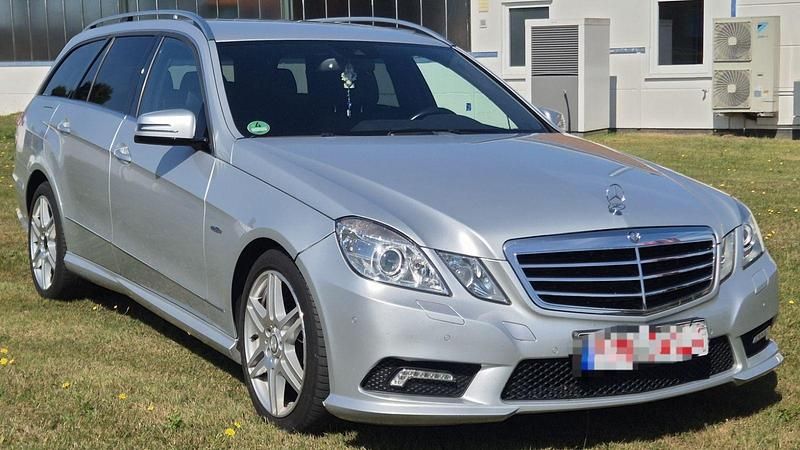 Silber Gebraucht 2010 Mercedes E350 AMG line Kombi | 15.900 € (Etwas zu teuer) - Bild 1/4