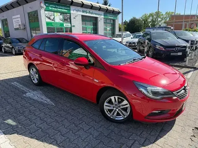 Second-hand Ford Focus Cool & Connect 135 CP (99 kW) 2017 Roșu Berlinǎ