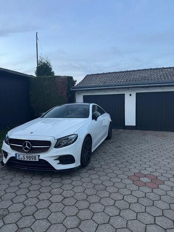 Weiß Gebraucht 2020 Mercedes E200 AMG line Coupé | 31.900 € (Fairer Preis) - Bild 1/4