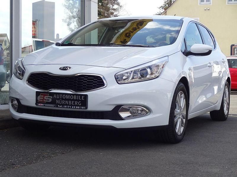 Gebraucht Kia Ceed Attract 99 PS (72 kW) 2014 Weiß Kleinwagen