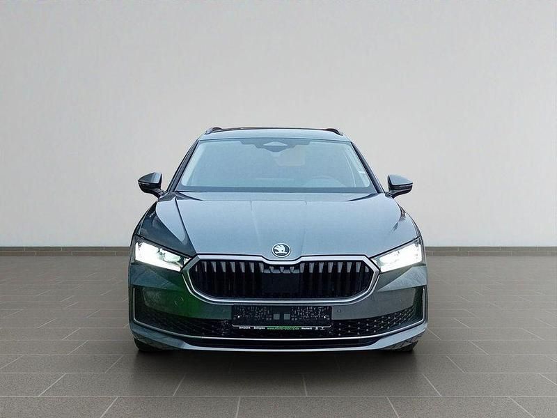 Neu Skoda Superb Selection 204 PS (150 kW) 2025 Grau Kombi