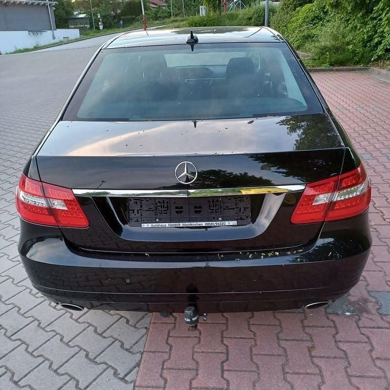 Gebraucht Mercedes E300 231 PS (169 kW) 2012 Schwarz Limousine