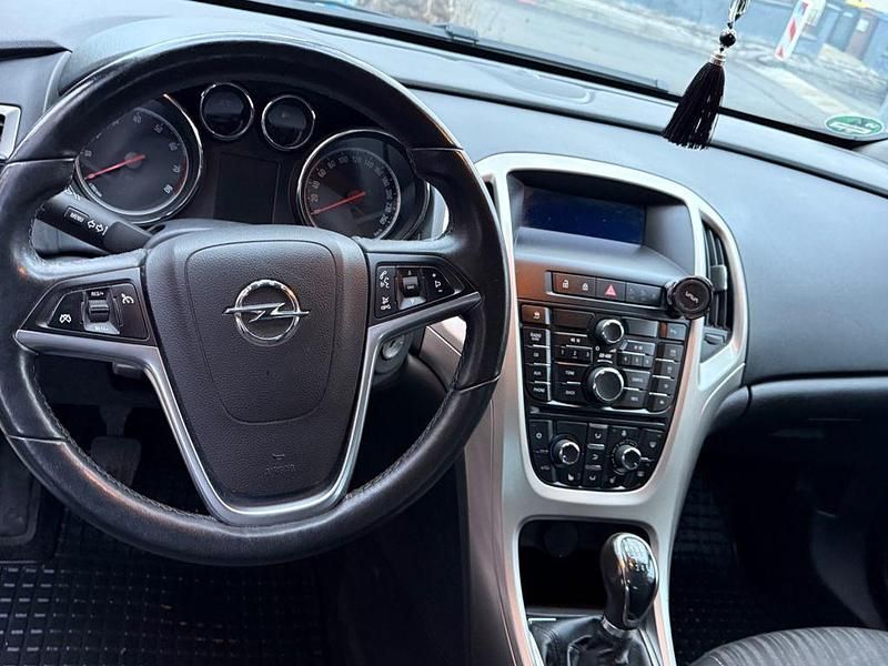 Gebraucht Opel Astra 140 PS (102 kW) 2011 Silber Limousine