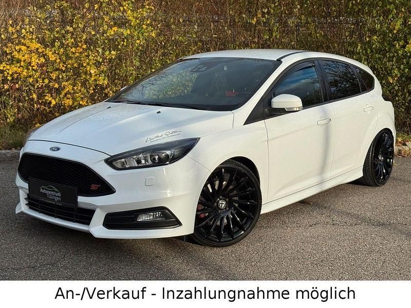 Weiß Gebraucht 2016 Ford Focus ST Limousine | 11.990 € (Fairer Preis) - Bild 1/4