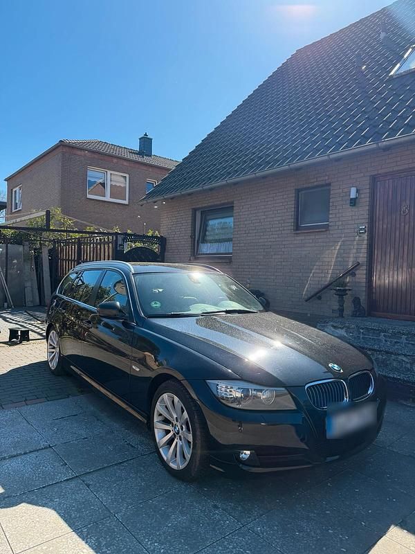 Gebraucht BMW 330 204 PS (150 kW) 2011 Schwarz Kombi