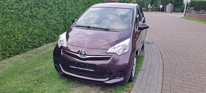 Violet Gebraucht 2013 Toyota Verso-S Van / Kleinbus | 5.649 € (Guter Preis) - Bild 1/4