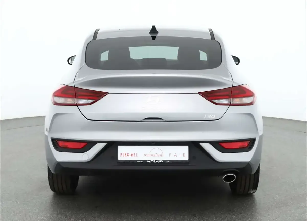 Neu Hyundai i30 140 PS (102 kW) 2025 Shimmeringsilvermet. Limousine