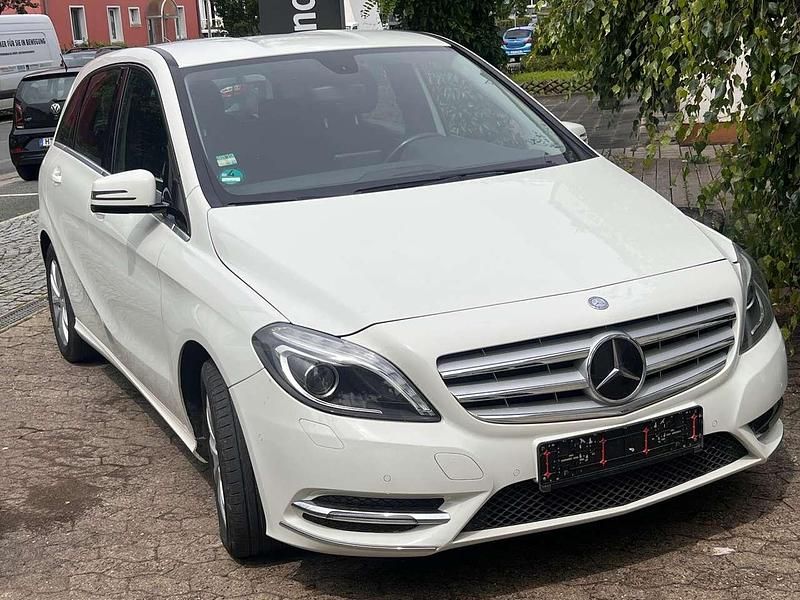 Weiß Gebraucht 2013 Mercedes B180 Elegance Van / Kleinbus | 6.490 € (Fairer Preis) - Bild 1/4