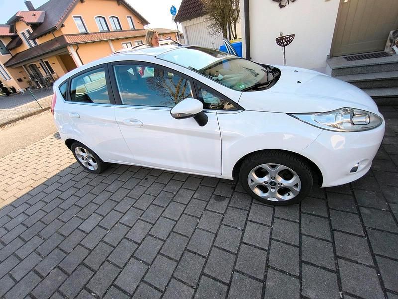 Gebraucht Ford Fiesta Trend 96 PS (70 kW) 2009 Weiß Kleinwagen