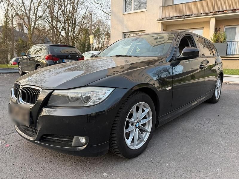 Gebraucht BMW 320 184 PS (135 kW) 2011 Schwarz Kombi