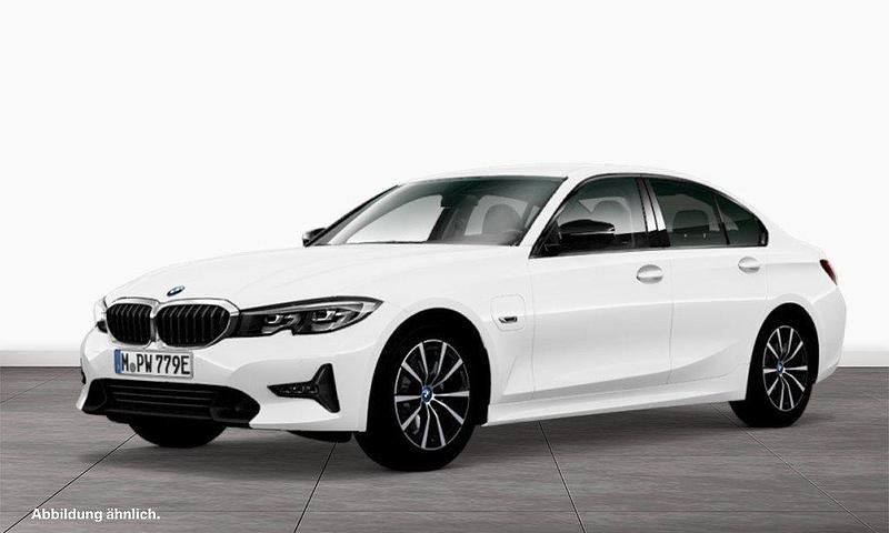 Alpinweiß uni Gebraucht 2021 BMW 320e Sport Line Limousine | 26.485 € (Fairer Preis) - Bild 1/3