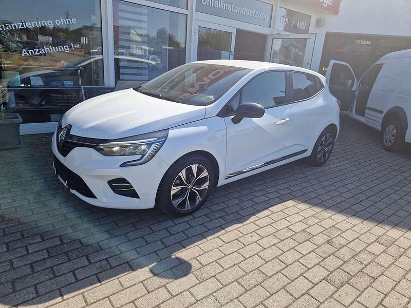 Weiß Gebraucht 2023 Renault Clio V SE Limousine | 14.850 € (Fairer Preis) - Bild 1/4