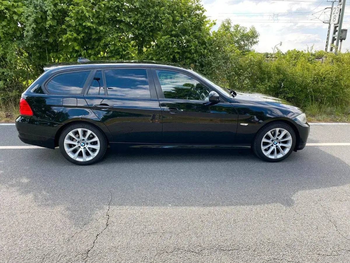 Gebraucht BMW 318 143 PS (105 kW) 2011 Schwarz Kombi