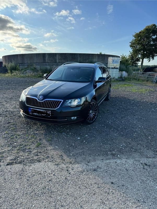 Schwarz Gebraucht 2015 Skoda Superb Kombi | 8.800 € (Guter Preis) - Bild 1/4