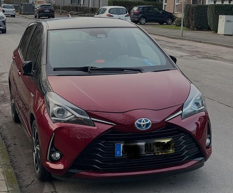 Rot Gebraucht 2018 Toyota Yaris Hybrid Limousine | 14.200 € (Guter Preis) - Bild 1/4
