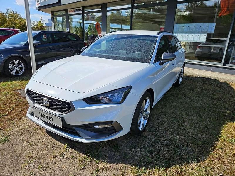 Glacial weiß metallic Neu 2025 Seat Leon FR Kombi | 30.990 € (Fairer Preis) - Bild 1/4