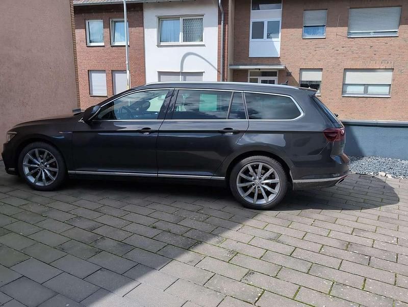 Grau Gebraucht 2020 VW Passat GTE Kombi | 20.000 € (Guter Preis) - Bild 1/4