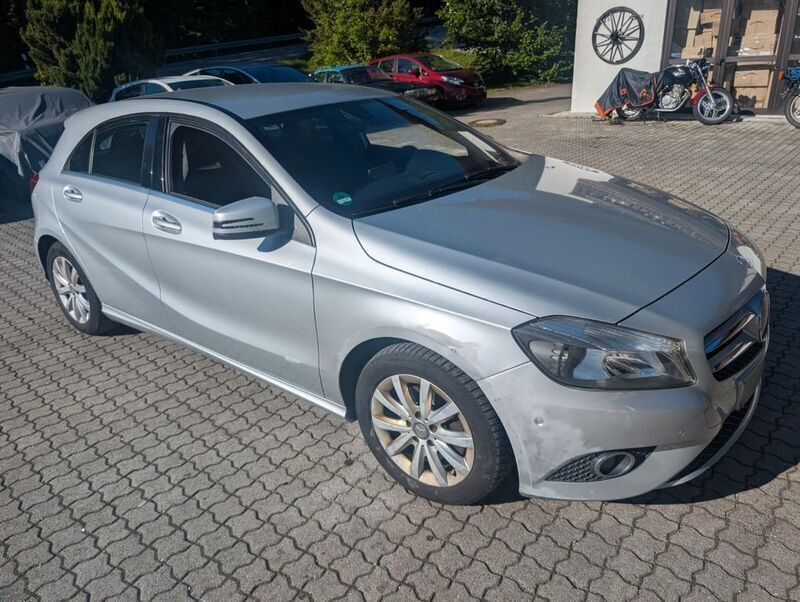Silber Gebraucht 2014 Mercedes A180 Limousine | 7.690 € (Superpreis) - Bild 1/4