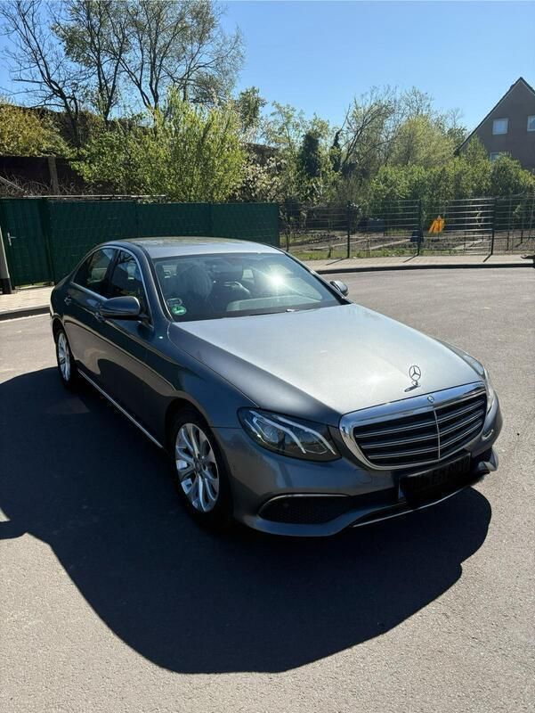Grau Gebraucht 2016 Mercedes E200 Avantgarde Limousine | 20.000 € (Fairer Preis) - Bild 1/4