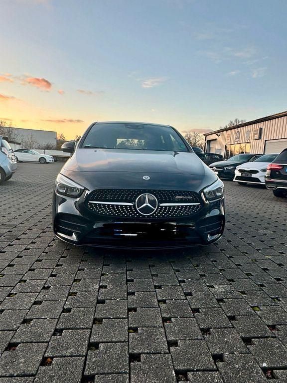 Schwarz Gebraucht 2019 Mercedes B220 AMG line Van / Kleinbus | 22.990 € (Fairer Preis) - Bild 1/4