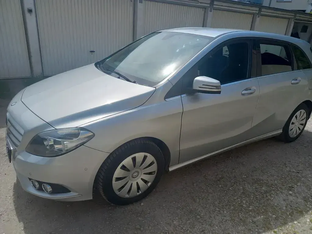 Gebraucht Mercedes B180 109 PS (80 kW) 2014 Silber Kleinwagen