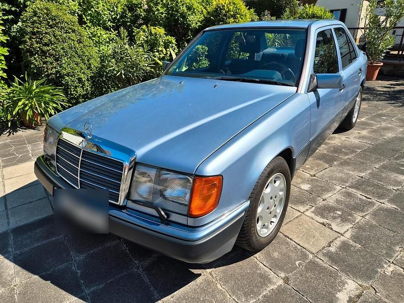 Blau Gebraucht 1992 Mercedes E300 Limousine | 10.500 € - Bild 1/4