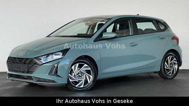 Grün Gebraucht 2024 Hyundai i20 Comfort Limousine | 17.970 € (Etwas zu teuer) - Bild 1/3