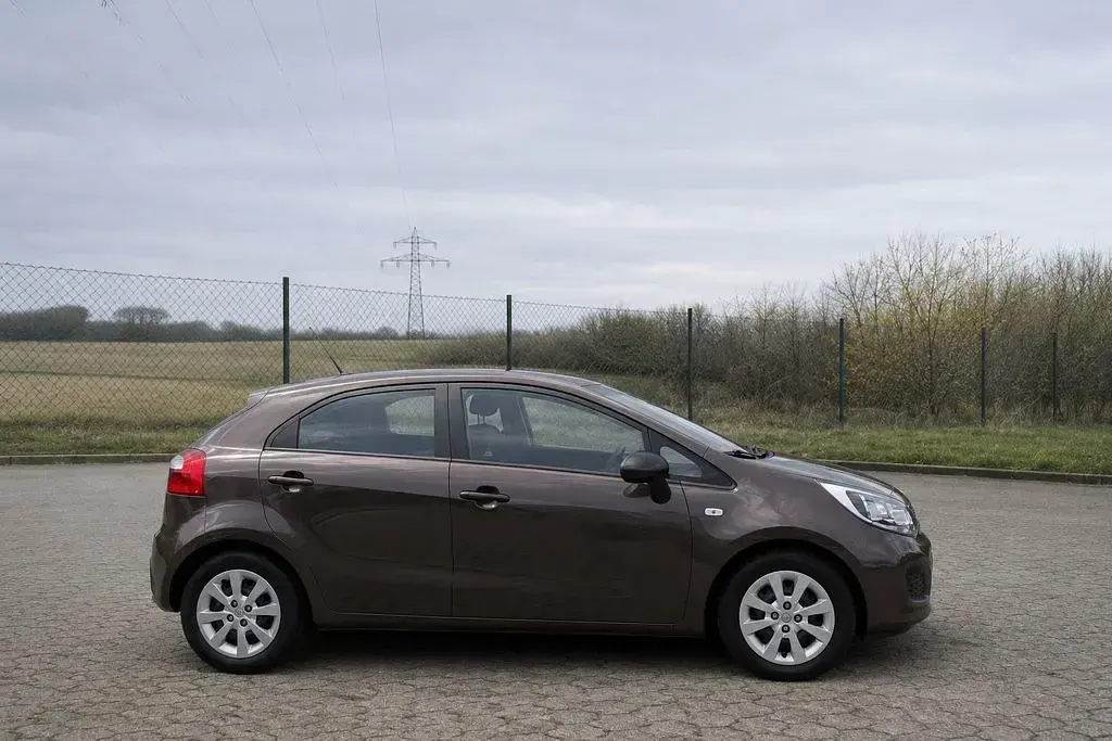 Gebraucht Kia Rio Edition 7 86 PS (63 kW) 2013 Braun Limousine