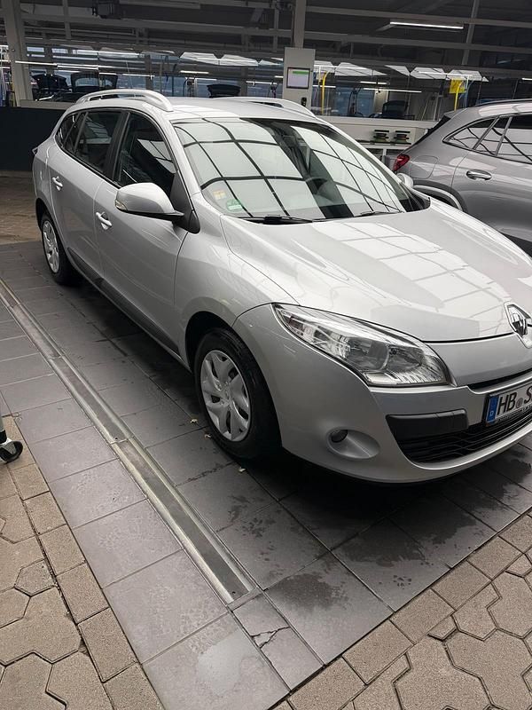 Silber Gebraucht 2011 Renault Mégane GrandTour Kombi | 4.300 € (Fairer Preis) - Bild 1/4