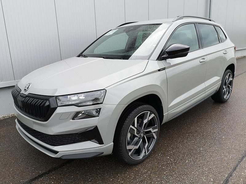 Stahlgrau Neu 2025 Skoda Karoq SportLine SUV | 44.163 € (Etwas zu teuer) - Bild 1/3