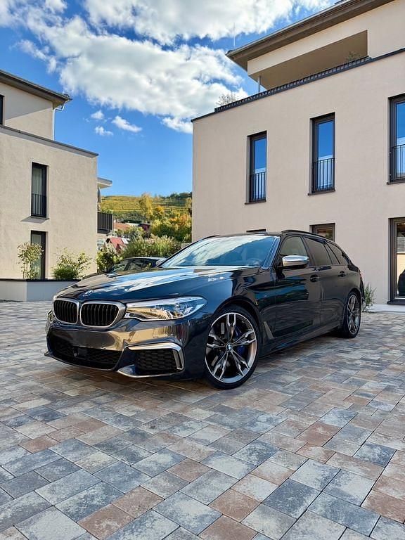 Grau Gebraucht 2020 BMW M550 Sport Line Limousine | 50.990 € (Teuer) - Bild 1/4