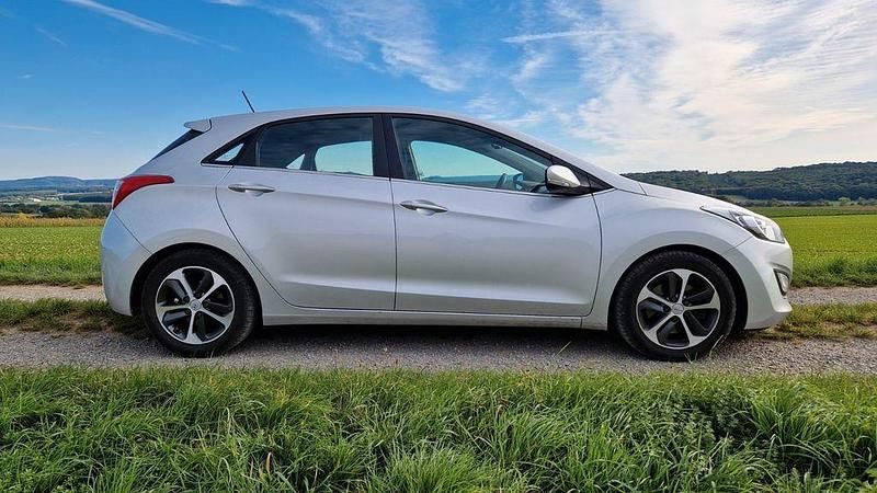 Gebraucht Hyundai i30 Trend 110 PS (80 kW) 2015 Silber Limousine