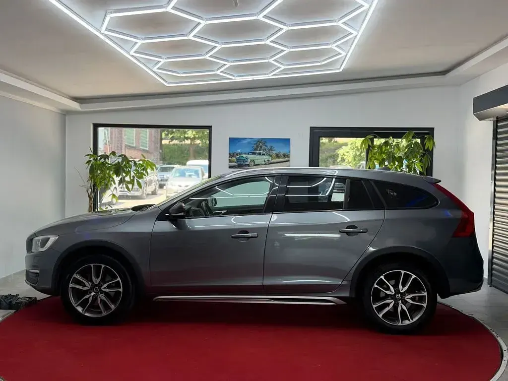 Gebraucht Volvo V60 CC Momentum 245 PS (180 kW) 2017 Grau Kombi