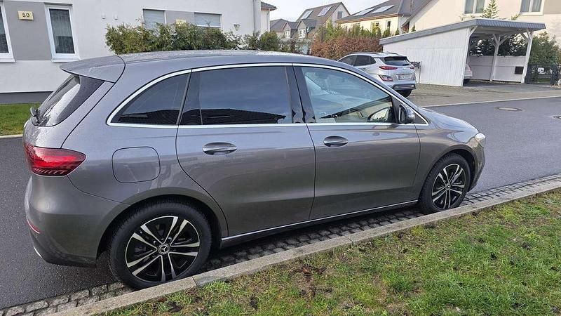 Gebraucht Mercedes B250 163 PS (119 kW) 2023 Grau Van / Kleinbus