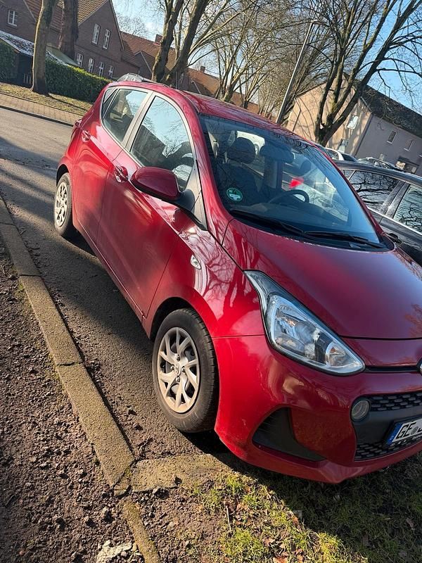 Gebraucht Hyundai i10 67 PS (49 kW) 2018 Rot Kleinwagen