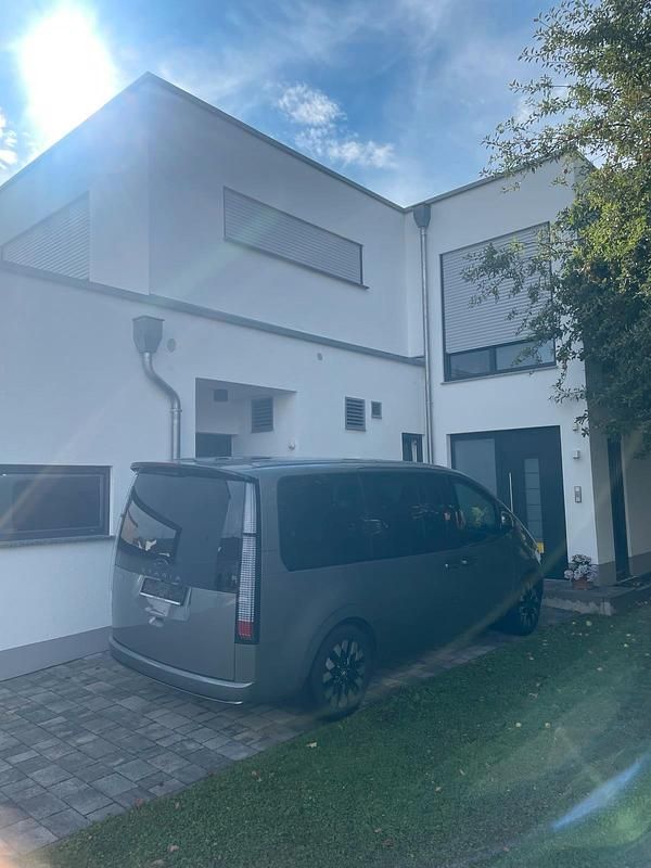 Grau Gebraucht 2022 Hyundai Staria Signature Van | 39.790 € (Fairer Preis) - Bild 1/1
