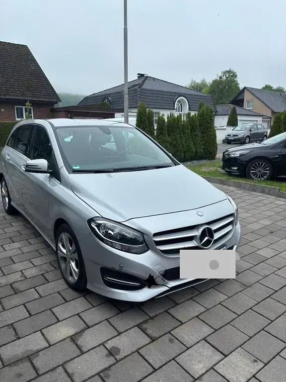 Gebraucht Mercedes B180 109 PS (80 kW) 2018 Silber Van / Kleinbus