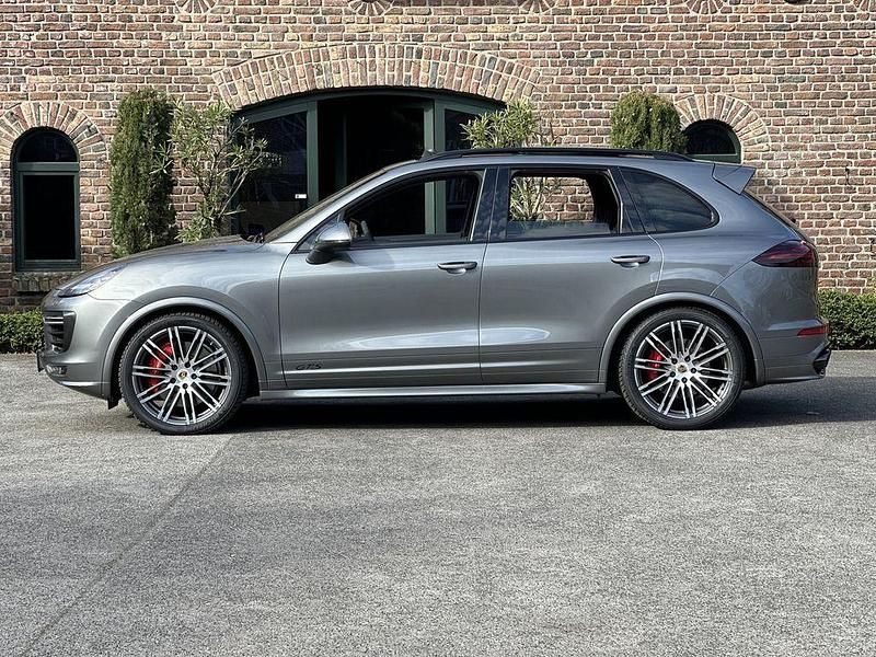 Meteorgraumetallic Gebraucht 2016 Porsche Cayenne Turbo SUV | 49.790 € - Bild 1/4