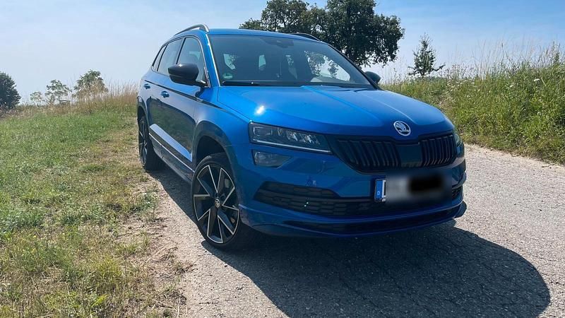 Blau Gebraucht 2020 Skoda Karoq SportLine SUV | 27.990 € (Etwas zu teuer) - Bild 1/4