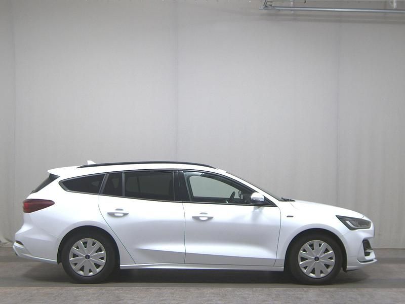 Weiss Gebraucht 2022 Ford Focus ST-Line Kombi | 18.480 € (Guter Preis) - Bild 1/4