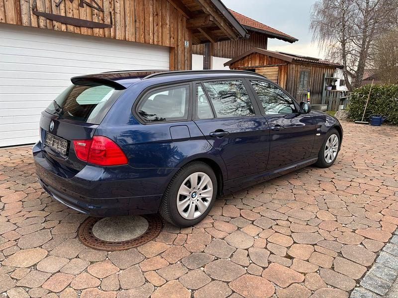Gebraucht BMW 318 143 PS (105 kW) 2011 Blau Kombi