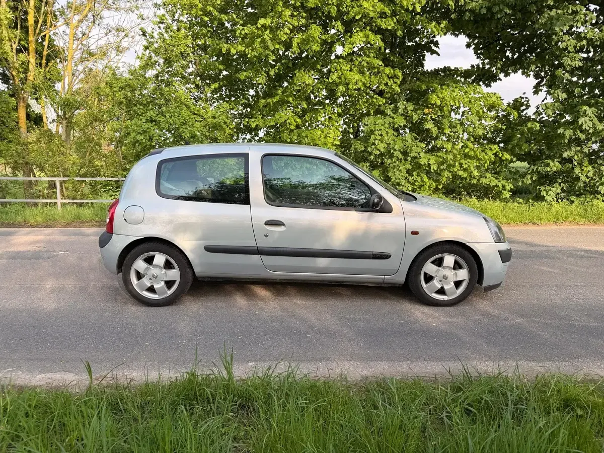Gebraucht Renault Clio II 107 PS (78 kW) 2002 Silber Kleinwagen