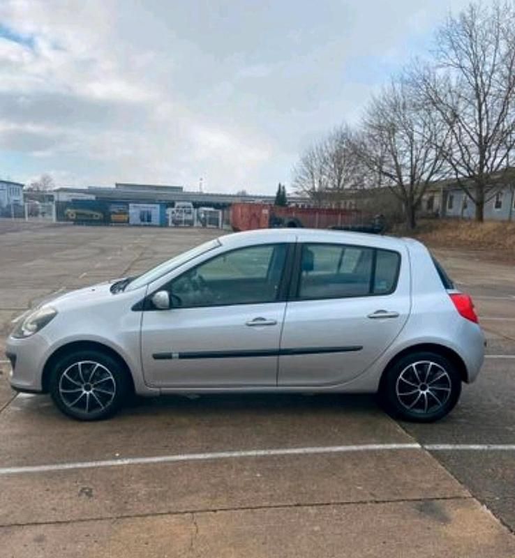 Gebraucht Renault Clio II 106 PS (77 kW) 2008 Silber Kleinwagen