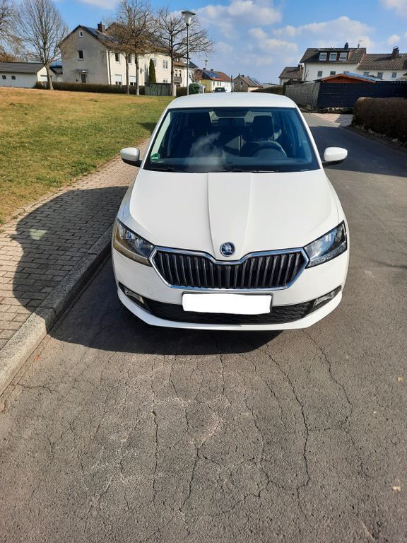 Weiß Gebraucht 2018 Skoda Fabia Ambition Kleinwagen | 10.300 € (Guter Preis) - Bild 1/4