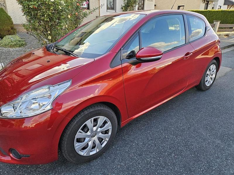 Rot Gebraucht 2014 Peugeot 208 Active Kleinwagen | 2.999 € (Superpreis) - Bild 1/4