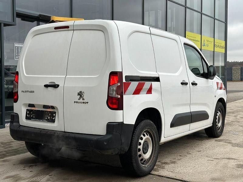 Gebraucht Peugeot Partner Premium 102 PS (75 kW) 2021 Weiß Van / Kleinbus