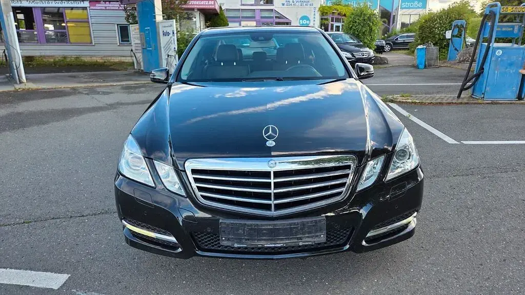 Gebraucht Mercedes E200 184 PS (135 kW) 2011 Schwarz Limousine